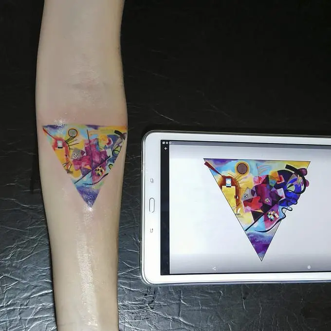 Tatuaje Color: Azul de Kandinsky, trabajo de Jimena Outon Martinez