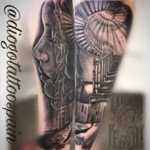 Tatuaje Black and grey realista de una cara y escaleras de caracol