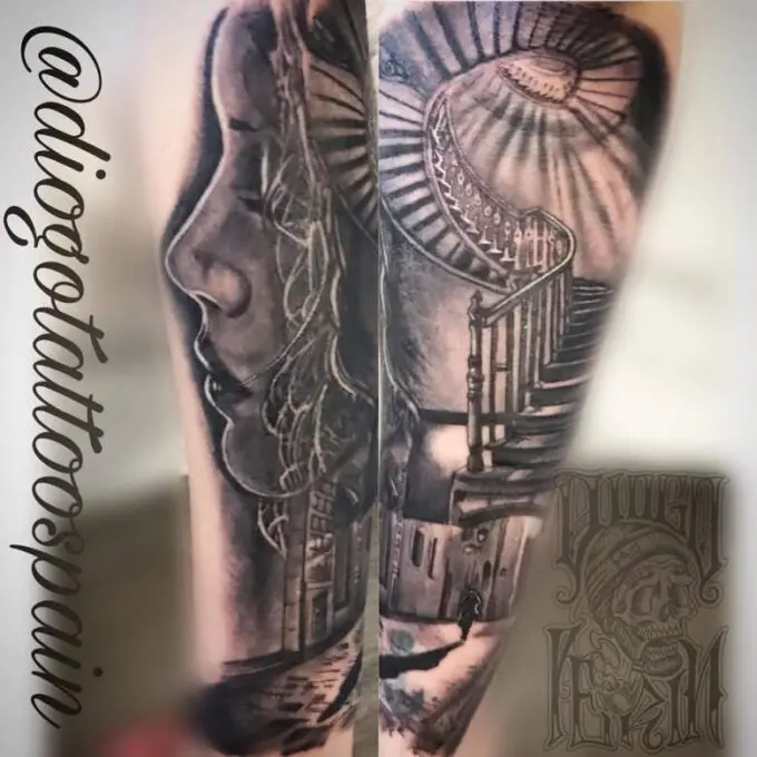 Tatuaje Black and grey realista de una cara y escaleras de caracol