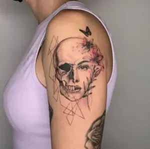 Tatuaje media calavera y cara realista