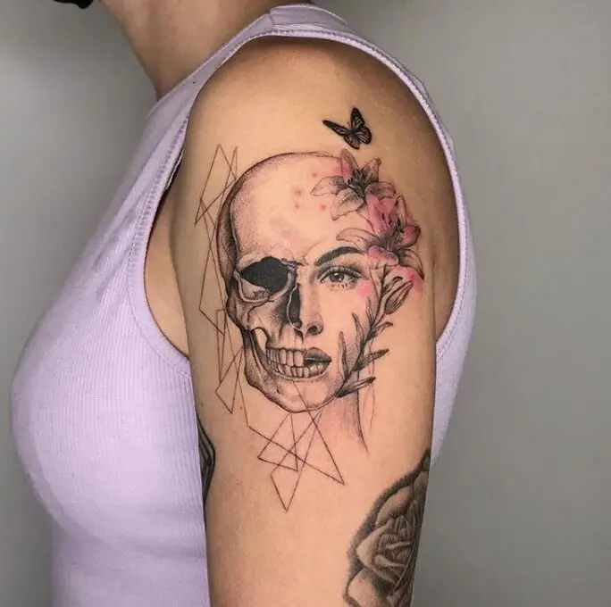 Tatuaje media calavera y cara realista