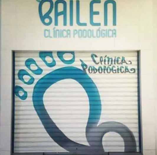 Cierre metálico con graffiti clínica podología