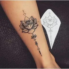 Tatuaje Rosa, trabajo de Tatuadora Edem Arte en tu piel