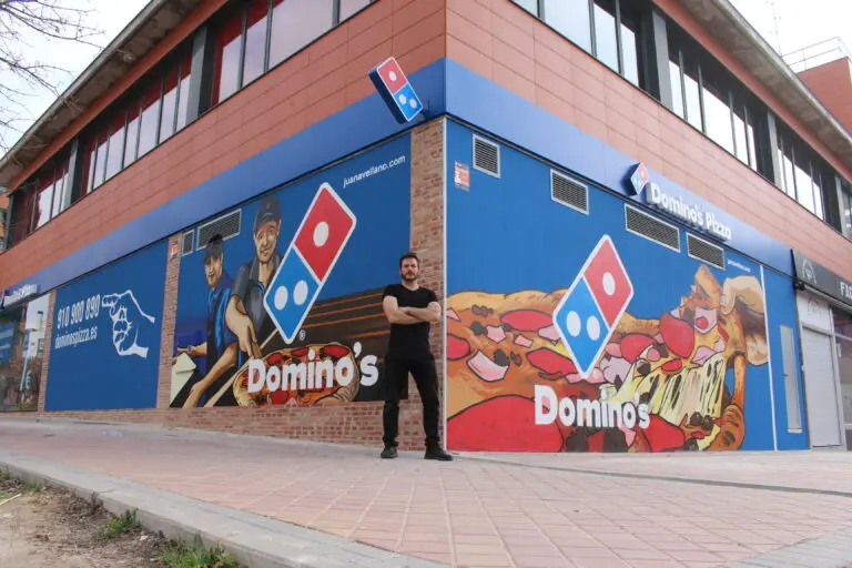 Mural Fachada exterior Domino´s Pizza, trabajo de Juan Avellano Norte