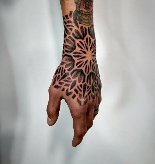 Tattoo dotwork geometrico en la mano