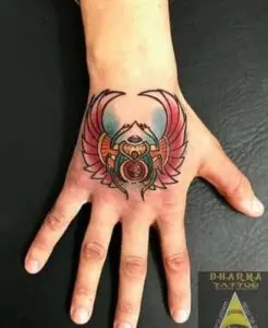Escarabajo egipcio tattoo en la mano