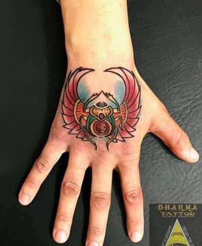 Escarabajo egipcio tattoo en la mano