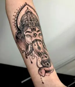 Ganesha: Tatuaje budismo y ratoncillo en la trompa