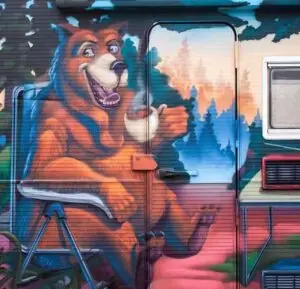 Detalle de Oso en Graffiti pintado en una autocaravana