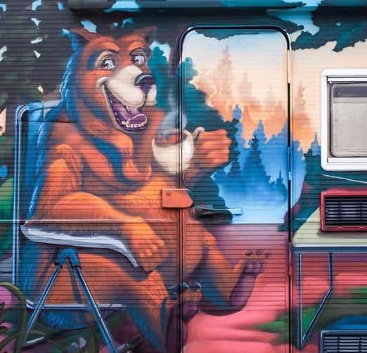 Detalle de Oso en Graffiti pintado en una autocaravana