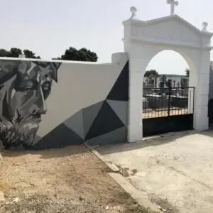 Decoración mural para la fachada de un cementerio