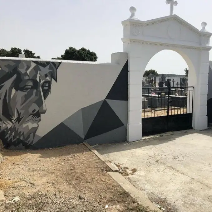 Decoración mural para la fachada de un cementerio