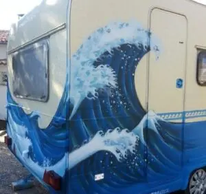 Graffiti de ola del mar en caravana
