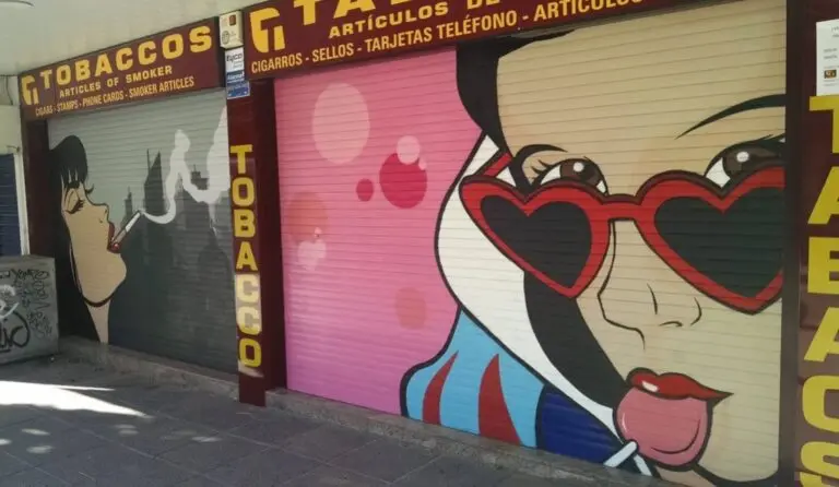 Persiana metálica con graffiti en Mallorca