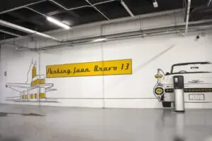 Decoración profesional con mural para el parking de Juan Bravo en Madrid
