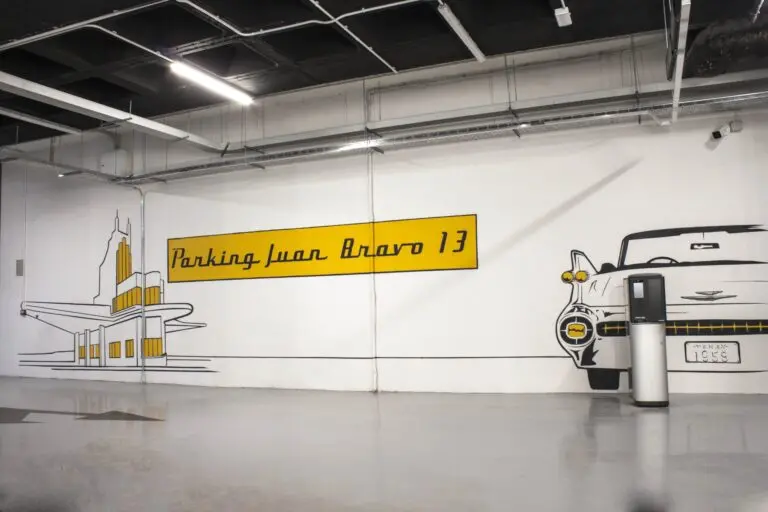 Decoración profesional con mural para el parking de Juan Bravo en Madrid