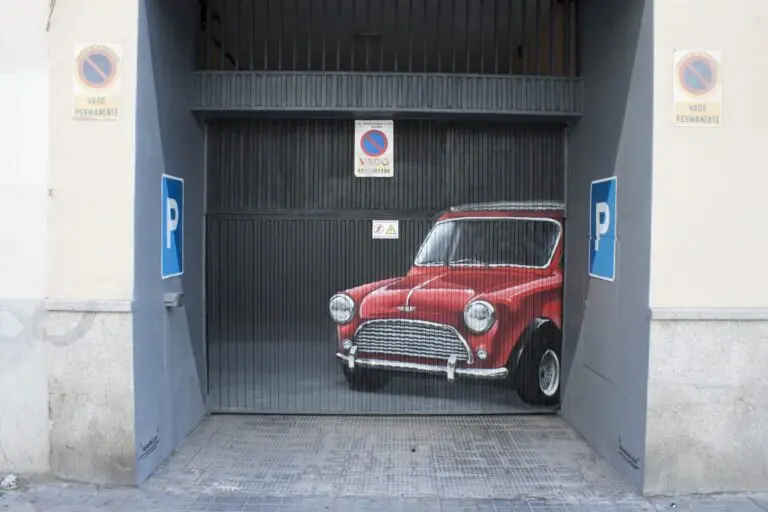 Portón de garaje particular con graffiti decorativo de un coche mini antiguo., trabajo de Masmural
