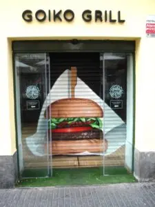 Graffiti en la persiana de la cadena de hamburgueserías Goiko Grill
