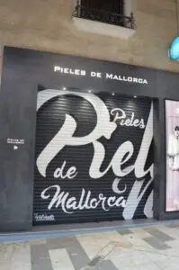 Graffiti comercial en persiana metálica