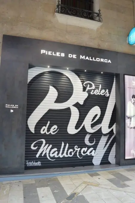 Graffiti comercial en persiana metálica