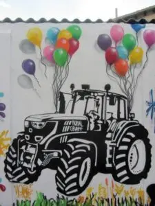 Graffiti tractor en blanco y negro