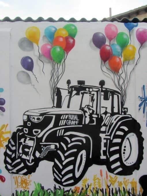 Graffiti tractor en blanco y negro, trabajo de Ruralgraff