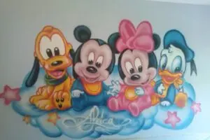 Habitación pintada con mural decorativo infantil