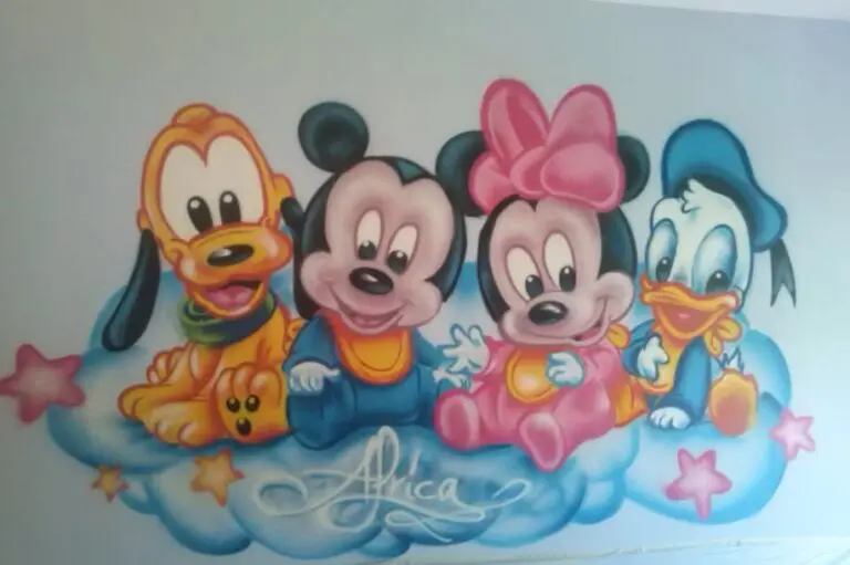 Habitación pintada con mural decorativo infantil