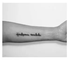 Tatuajes de frase del Rey León «Hakuna matata»