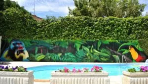 Mural exterior en casa particular: Selva junto a la piscina