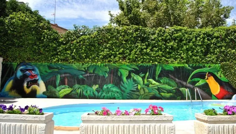 Mural exterior en casa particular: Selva junto a la piscina
