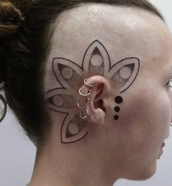 Tatuaje de Mandala en la cabeza, trabajo de Salamanca Classic Tattoo