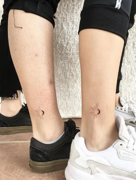 Micro Tatuaje: Luna y sol en la pierna (Tatuaje para dos amigas), trabajo de Uonk55
