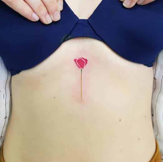 MiniTattoo amapola bajo el pecho