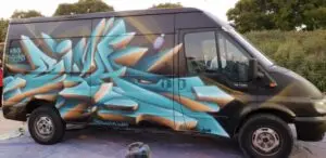 Graffiti en furgoneta con letras en 3D