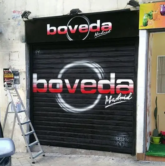 Mural en la persiana metálica, Bar Boveda Madrid