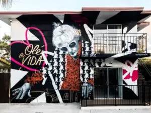 Graffiti mural en fachada (Miami)