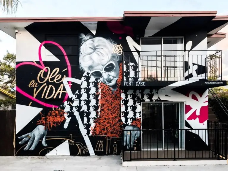 Graffiti mural en fachada (Miami)