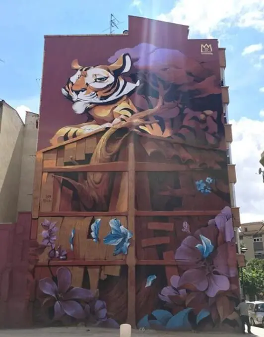 Mural en Zaragoza: “El tigre sobre el tejado”
