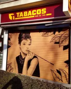 Mural para persiana de un estanco con el retrato de Audrey Hepburn