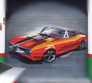Persiana pintada con un coche