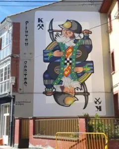 Mural carta de la baraja en la fachada de un edificio