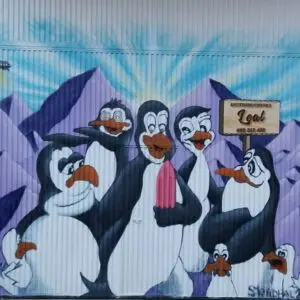 Mural en negocio con dibujo de pingüinos