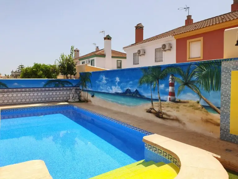 Graffiti mural paisaje de playa con faro