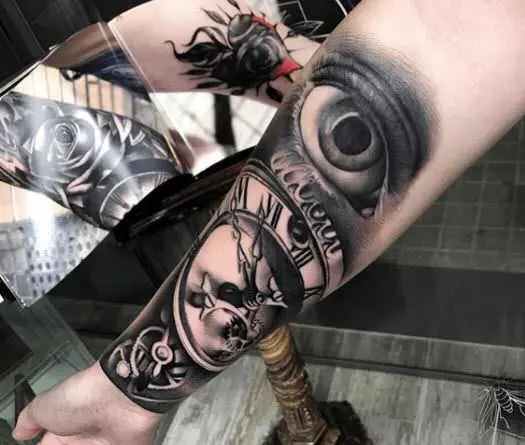 Tatuaje reloj antiguo y ojo, trabajo de Inkpulso Tattoo
