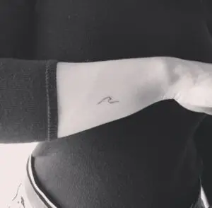 Mini tatuaje de una ola