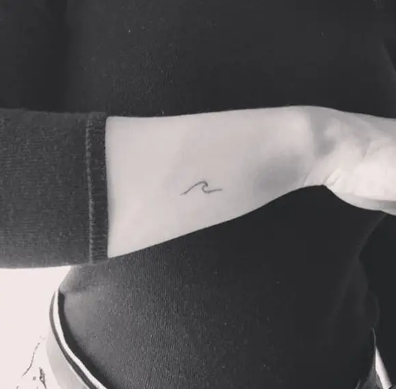 Mini tatuaje de una ola, trabajo de Clara Pereira Fernández