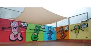 Graffiti en un patio interior