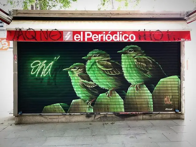Persiana de Kiosko de prensa con decoración de graffiti en colores fluorescentes, trabajo de MuralONAs
