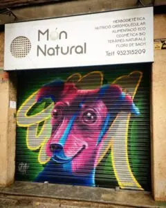 Decoración de persiana metálica en comercio Món Natural de Barcelona